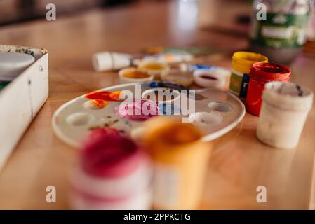 Künstler-Pinsel und Palette auf hölzernen Hintergrund Stockfoto