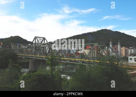 Zvornik, Bosnien und Herzegowina, Mali Zvornik, Serbien, September 29 2022 Fluss Drina. Metallbrücke über die Drina. Randpunkt. Blick auf die Küsten von Serbien und Bosnien und Herzegowina. Wohnhäuser und orthodoxe Kirche Stockfoto