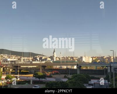 Istanbul Türkei, Flughafen Sabiha Gokcen Uluslararasi Havalimani 04.08.2022 Blick aus dem Fenster auf Istanbul durch das Glas. Erdbebensichere Hochhäuser, neue Straßen, Transport und eine Moschee. Stockfoto