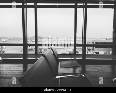 Istanbul, Türkei, Flughafen Sabiha Gokcen Uluslararasi Havalimani 04.08.2022 der Wartebereich am Flughafen für den Aufenthalt von Passagieren. Leere Bänke. Riesige Glasfenster. Blick auf die Landebahn. Wartender Flug Stockfoto