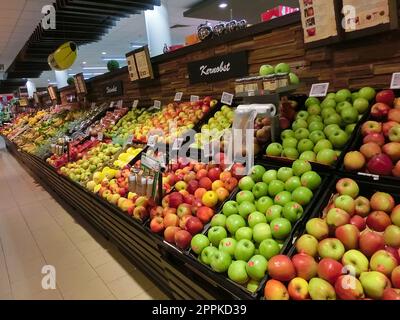 Obst und Gemüse auf dem REWE-Markt in Frankfurt am Main Stockfoto