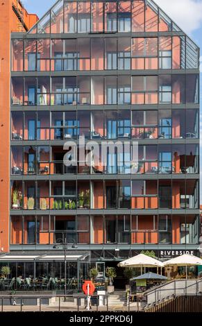 Moderne Architektur der Kornspeicher-Insel in der Altstadt von Danzig. Stockfoto