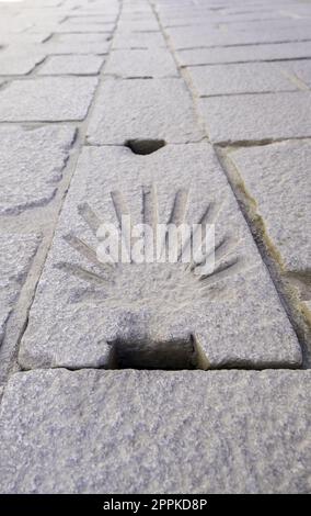 Camino de Santiago Schild auf dem Boden Stockfoto