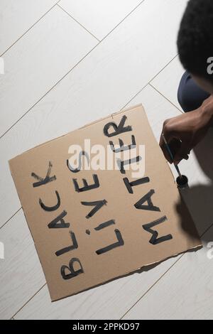 Schwarze Leben sind wichtig und kämpfen gegen Rassismus und schreiben Zeichen und Worte auf Pappe - Protestkonzept und blm-Aktivismus Stockfoto