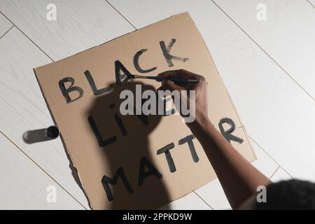 Schwarze Leben sind wichtig und kämpfen gegen Rassismus und schreiben Zeichen und Worte auf Pappe - Protestkonzept und blm-Aktivismus Stockfoto