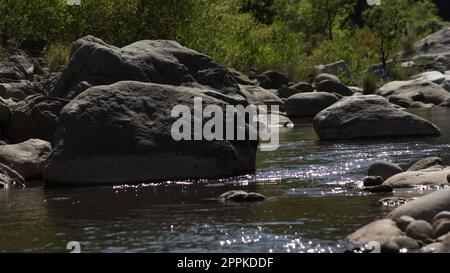 Wasser fließt in einem kleinen See Stockfoto