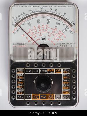 ANALOGES ICE-Multimeter 680-E. Stockfoto