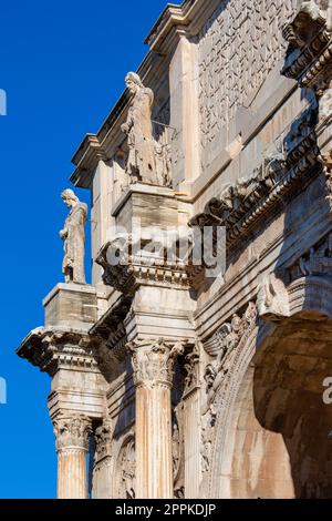 4. Jahrhundert Konstantinsbogen, (Arco di Costantino) neben dem Kolosseum, Details des Dachgeschosses, Rom, Italien Stockfoto