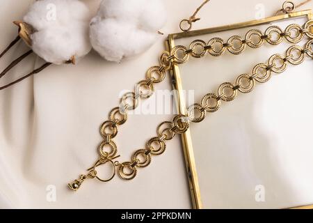 Handgefertigter Schmuck auf einem textilen Hintergrund. Geschenk für Frauen. Bijouterie und Schmuck für Frauen Stockfoto