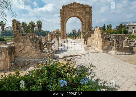 Arch von Hadrian an der Nekropole Al-Bass Tire. Weltkulturerbe der UNESCO im Libanon Stockfoto