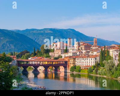 Die alte hölzerne Brücke überspannt den Fluss Brenta im romantischen Dorf Basano del Grappa Stockfoto