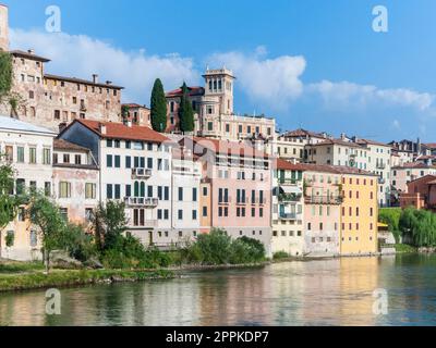 Das romantische Dorf Basano del Grappa am Fluss Brenta Stockfoto