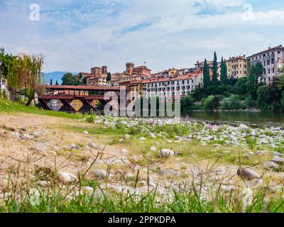 Die alte Holzbrücke erstreckt sich über den Fluss brenta im Dorf Basano del Grappa Stockfoto