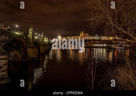 Blick auf die Karlsbrücke und die Mala-Strana in Prag, Europa. Stockfoto