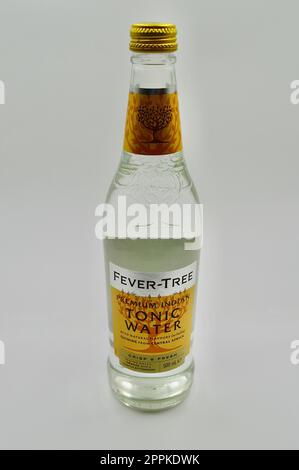 Eine Flasche Fever-Tree Premium indisches Tonic-Wasser vor weißem Hintergrund Stockfoto