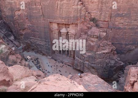 Blick auf die Schatzkammer vom Aussichtspunkt am Ende des Al Khubtha Trail, Petra, Jordanien Stockfoto