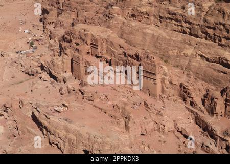 Malerischer Blick von oben auf die Straße mit Fassaden, königlichen Gräbern, Petra, Jordanien Stockfoto