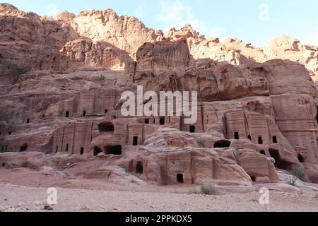 Spaziergang entlang der Straße der Fassaden in der alten nabatäischen Stadt Petra Stockfoto