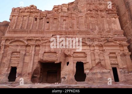 Beeindruckende Fassade eines der königlichen Gräber, der antiken nabatäischen Stadt Petra, Jordanien Stockfoto