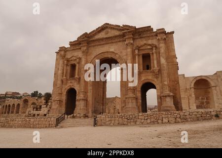 Der Bogen des Hadrian, Eingangstor zur antiken Stätte von Gerasa, Jerash, Jordanien Stockfoto