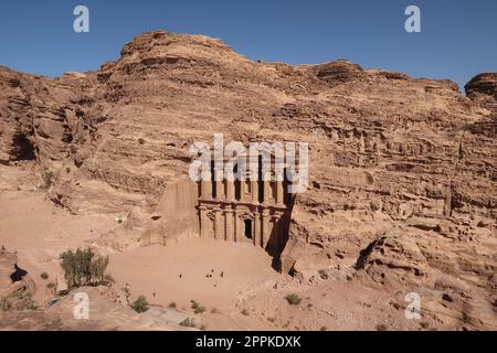 Blick auf das berühmte Kloster in Petra von einem Aussichtspunkt, Jordanien Stockfoto