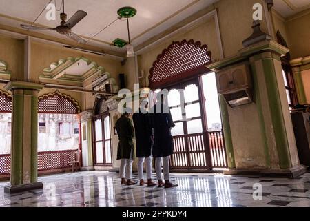 Kalkutta, Indien. 22. April 2023. Eid al-Fitr Namaz und Umarmung des Symbols der Liebe, des Respekts und der Freundschaft am 22. April 2023 im Nakhoda Masjid in Kalkutta, Indien. (Foto: Swattik Jana/Pacific Press/Sipa USA) Guthaben: SIPA USA/Alamy Live News Stockfoto