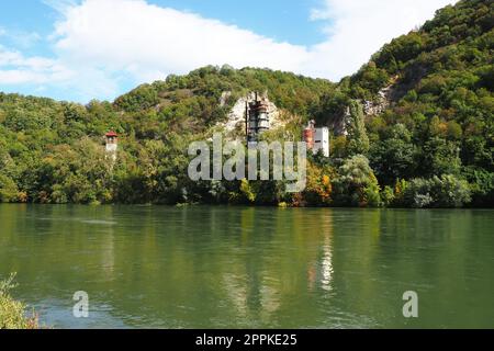 Mali Zvornik, Serbien, 29. September 2022. Zementfabrik, Brasina-Mine. Industriearchitektur. Schwerindustrie. Blick vom rechten Ufer der Drina, von Zvornik Stockfoto