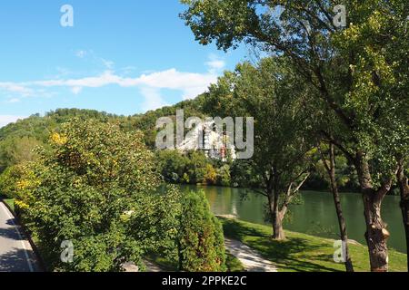 Mali Zvornik, Serbien, 29. September 2022. Zementfabrik, Brasina-Mine. Industriearchitektur. Schwerindustrie. Blick vom rechten Ufer der Drina, von Zvornik Stockfoto