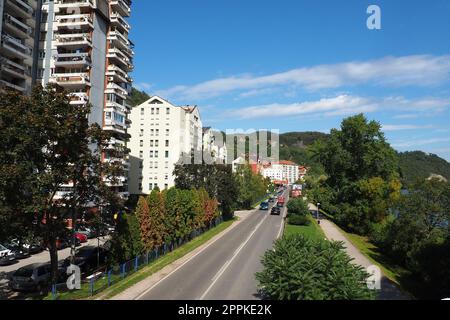 Zvornik, Bosnien und Herzegowina, 1. Oktober 2022, das Ufer und die Straßen der Stadt Zvornik entlang der Drina, der Grenze zu Serbien. Mehrstöckige Wohngebäude, Autos und Menschen. Stockfoto