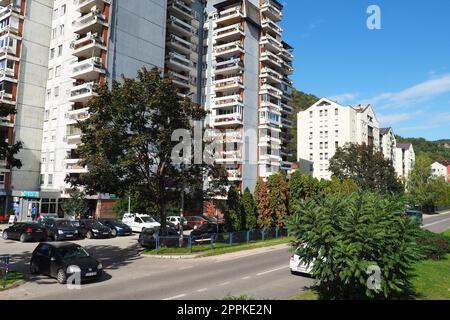 Zvornik, Bosnien und Herzegowina, 1. Oktober 2022, das Ufer und die Straßen der Stadt Zvornik entlang der Drina, der Grenze zu Serbien. Mehrstöckige Wohngebäude, Autos und Menschen. Stockfoto