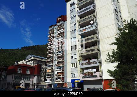 Zvornik, Bosnien und Herzegowina, 1. Oktober 2022, das Ufer und die Straßen der Stadt Zvornik entlang der Drina, der Grenze zu Serbien. Mehrstöckige Wohngebäude, Autos und Menschen. Stockfoto