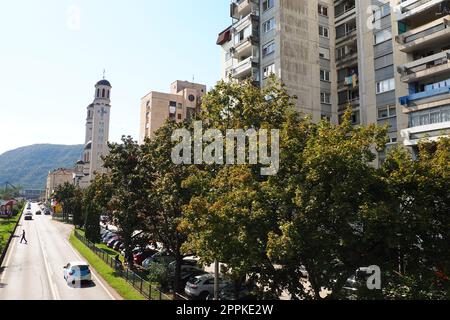 Zvornik, Bosnien und Herzegowina, 1. Oktober 2022, das Ufer und die Straßen der Stadt Zvornik entlang der Drina, der Grenze zu Serbien. Mehrstöckige Wohngebäude, Autos und Menschen. Stockfoto