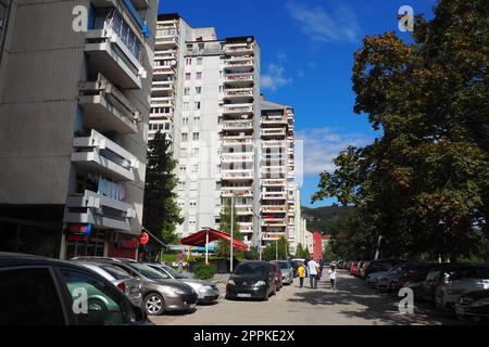 Zvornik, Bosnien und Herzegowina, 1. Oktober 2022, das Ufer und die Straßen der Stadt Zvornik entlang der Drina, der Grenze zu Serbien. Mehrstöckige Wohngebäude, Autos und Menschen. Stockfoto