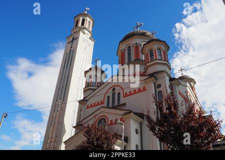 Zvornik, Bosnien und Herzegowina, 1. Oktober 2022 die Geburtskirche der Heiligen Jungfrau Maria in Zvornik der Eparchy von Zvornik-Tuzla ist die wichtigste und größte orthodoxe Kirche in Zvornik Stockfoto