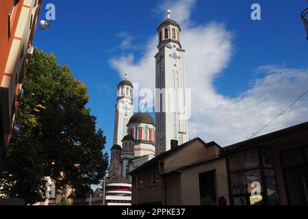 Zvornik, Bosnien und Herzegowina, 1. Oktober 2022 die Geburtskirche der Heiligen Jungfrau Maria in Zvornik der Eparchy von Zvornik-Tuzla ist die wichtigste und größte orthodoxe Kirche in Zvornik Stockfoto