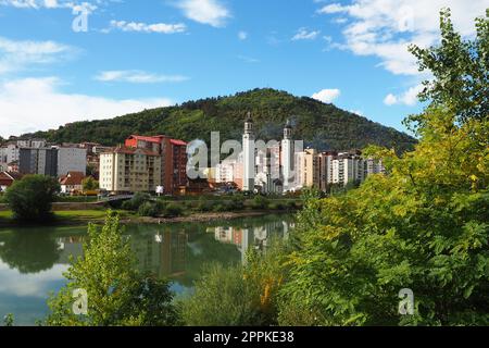 Zvornik, Bosnien und Herzegowina, 1. Oktober 2022 die Geburtskirche der Heiligen Jungfrau Maria in Zvornik der Eparchy von Zvornik-Tuzla ist die wichtigste und größte orthodoxe Kirche in Zvornik Stockfoto