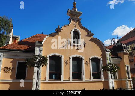 Zvornik, Bosnien und Herzegowina, 1. Oktober 2022 Museumssammlung im architektonischen Objekt des Kasinebaums. Die Museumssammlung bietet Naturgeschichte, Archäologie, Geschichte und ethnologische Gegenstände Stockfoto