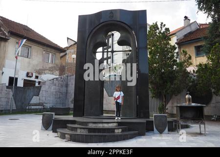 Zvornik, Bosnien und Herzegowina, 1. Oktober 2022 Eine Gedenkstätte. Das gesamte Denkmal-Gedenkensemble von 40 gefallenen Soldaten, ein Denkmal für gefallene Soldaten in 2 Friedenskriegen. Grab des Nationalhelden. Stockfoto