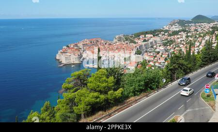 Straßenverkehr in der Nähe der Altstadt von Dubrovnik in Kroatien. Dubrovnik Ragusa ist eine Stadt in Kroatien, dem Verwaltungszentrum des Bezirks Dubrovnik-Neretva. Blick von oben von der Aussichtsplattform auf den Felsen. Stockfoto