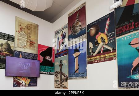 Alte Plakate mit Werbung für die Biennale von Venedig, die im zentralen Pavillon in Giardini gezeigt werden Stockfoto