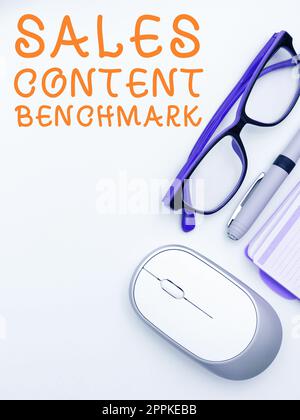 Schreiben mit Anzeige von Text Sales Content Benchmark. Geschäftsüberblick Verwalten Sie Ihr Team durch Analyse von Kennzahlen und KPIs des Verkaufs Stockfoto