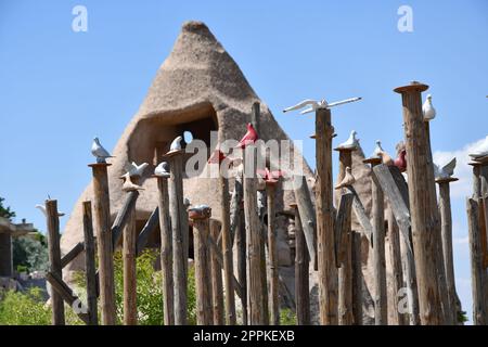 Eingang zum Taubental mit bunten Tontauben im Goreme-Nationalpark, Kappadokien, Türkei Stockfoto