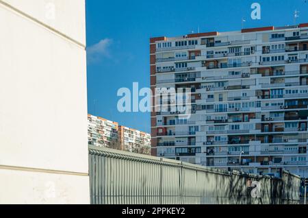 MADRID, SPANIEN - 27. DEZEMBER 2021: Blick auf die Gebäude in Barrio del Pilar, Wohnviertel in Madrid, Spanien Stockfoto