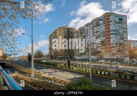 MADRID, SPANIEN - 27. DEZEMBER 2021: Blick auf die Gebäude in Barrio del Pilar, Wohnviertel in Madrid, Spanien Stockfoto