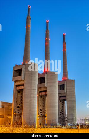 Das stillgelegte Wärmekraftwerk in Sand Adria bei Barcelona in der Dämmerung Stockfoto