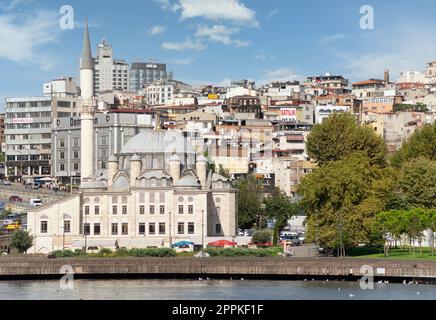 Blick vom Goldenen Horn auf die osmanische Kaisermoschee Sokollu Mehmed Pascha, passend für Azapkapi, Istanbul, Türkei Stockfoto