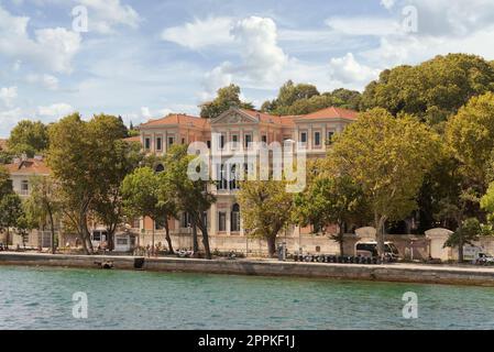 Traditionelle Gebäude auf der europäischen Seite der Bosporus-Straße, Istanbul, Türkei Stockfoto
