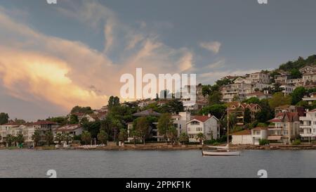 Blick auf die Hügel der Insel Kinaliada vom Marmarameer, mit traditionellen Sommerhäusern und Booten, Istanbul, Türkei Stockfoto