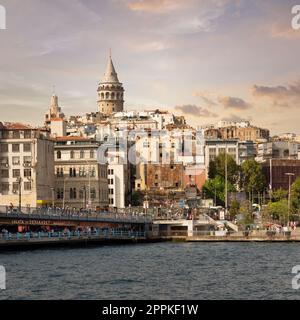 Türkei: Skyline von Istanbul einschließlich Galata-Brücke mit traditionellen Fischrestaurants und Galata-Turm am anderen Ende Stockfoto