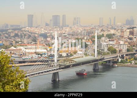 Blick aus der Vogelperspektive auf die Golden Horn Metro Bridge oder die Halic Metro Koprusu vor Sonnenuntergang, Istanbul, Türkei Stockfoto